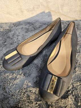 Black Bow-Accent Women's Ballet Flats with Gold Plate